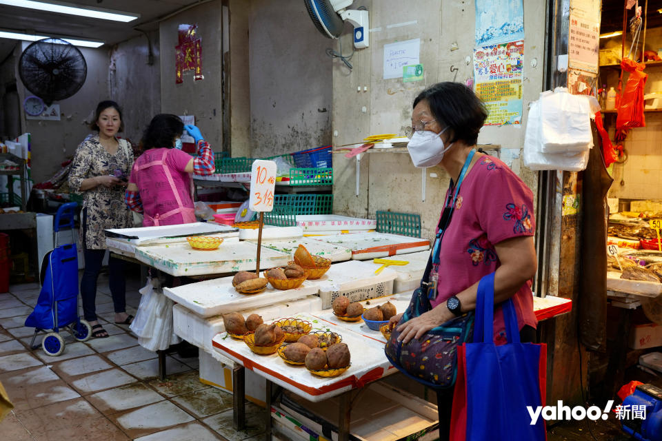 在北角春秧街街市，一個菜檔剩下蕃薯（攝：HLKP）