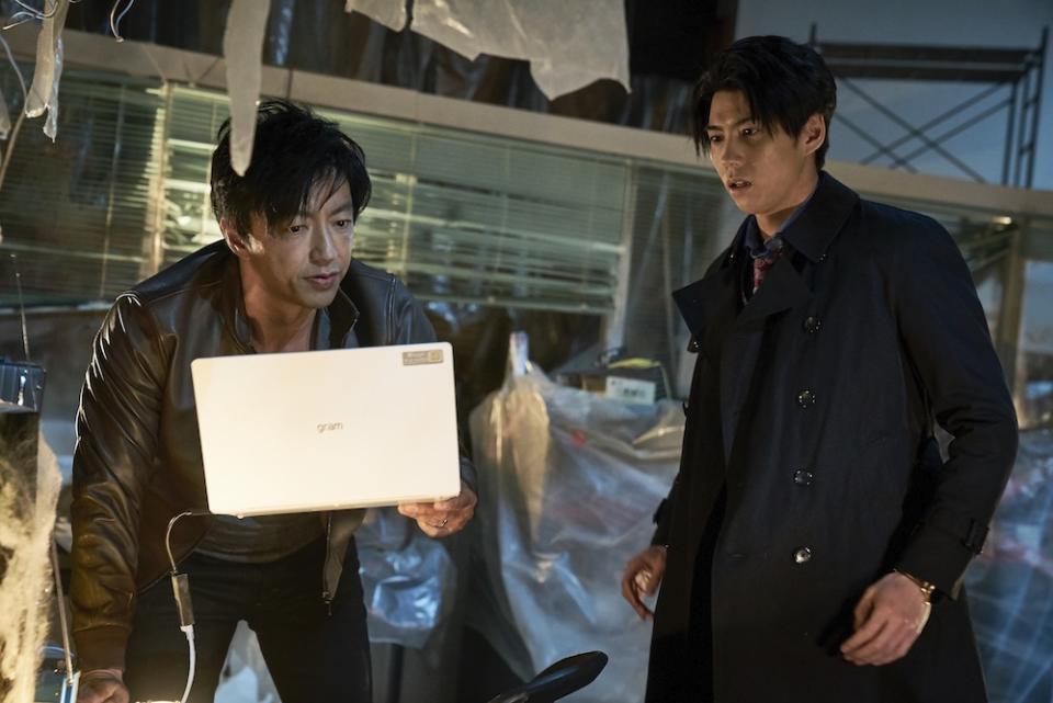 Takao Osawa as Kosuke Kiryu and Kento Kaku as Satoshi Nishimura in AI Amok. (PHOTO: Encore Films)