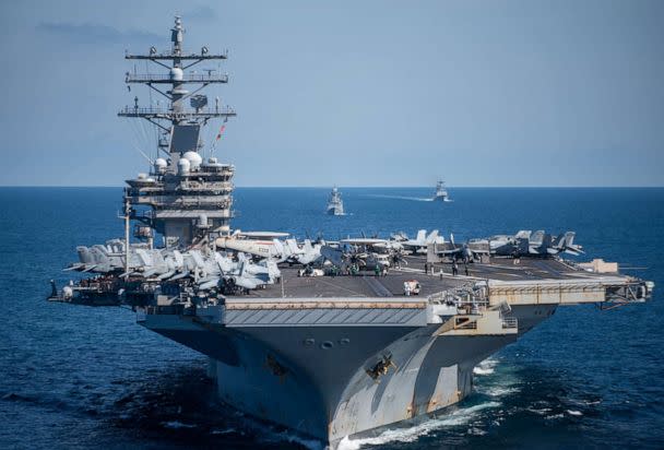 사진: 전선에 배치된 유일한 미국 항공모함 USS Ronald Reagan(CVN 76), 한국군 문무대왕(DDH 976), 한국군 강원(FFG 815) 해군 함정들이 9월 29일 한반도 동쪽 해역에서 편대를 편성하고 있다. 2022. (미 해군)