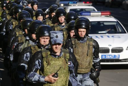 Servicemen of the Russian National Guard walk after a rally against pension reforms, which envisage raising the retirement age of Russian citizens, in St. Petersburg, Russia September 16, 2018. REUTERS/Anton Vaganov