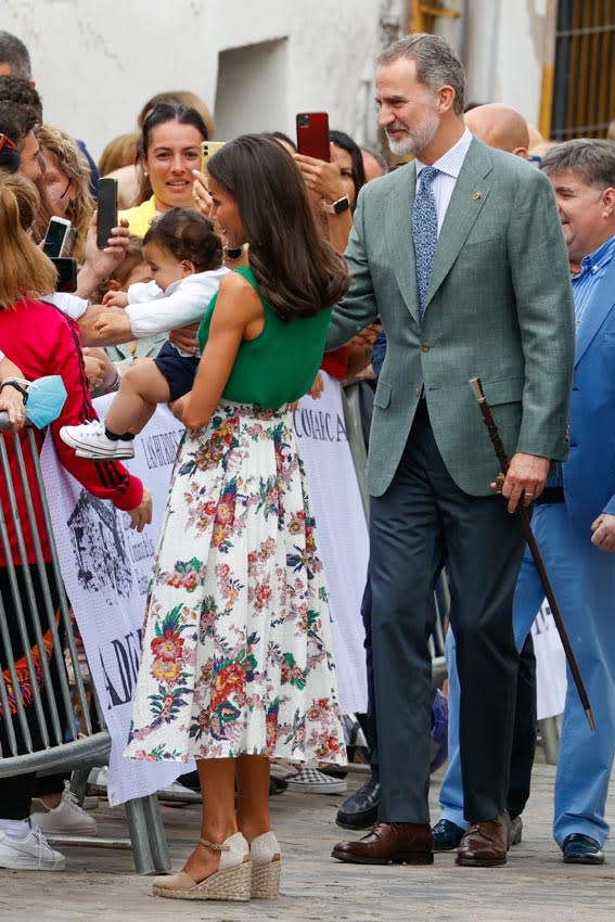 La reina Letizia coge en brazos a un bebé en Pinofranqueado