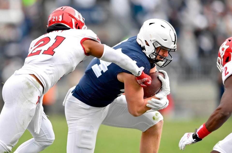 Rutgers linebacker Johnny Langan reaches for Penn State tight end Tyler Warren during the game on Saturday, Nov. 20, 2021.