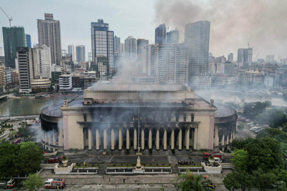 菲律賓將近百年歷史的地標「馬尼拉中央郵局」（Manila Central Post Office）當地時間5月21日深夜大火。圖片來源：REUTERS/Adrian Portugal 