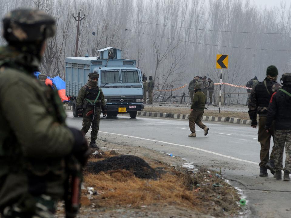 Kashmir car bomb: India warns Pakistan of ‘jaw-breaking reply’ after suicide bomber leaves 41 police officers dead