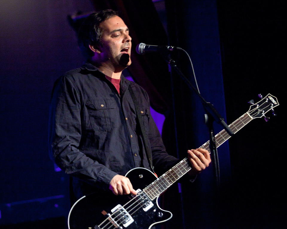 NEW YORK, NY - AUGUST 05:  Musician Adam Schlesinger of "Fountains of Wayne" performs at City Winery on August 5, 2011 in New York City.  (Photo by Ben Hider/Getty Images)