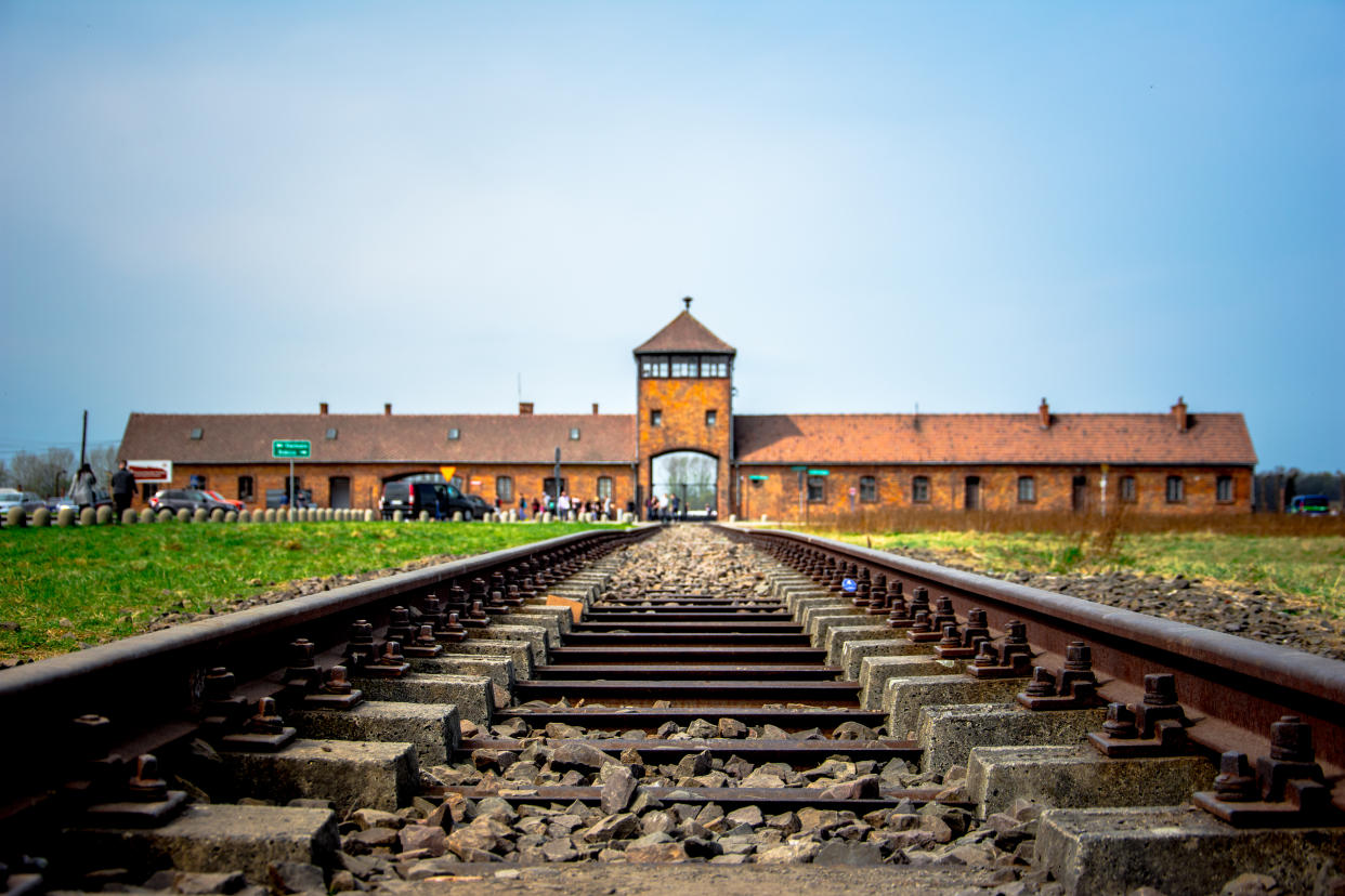 Puerta principal al campo de concentración nazi de Auschwitz Birkenau, Polonia, el 13 de abril de 2018. Foto: Getty Image. 