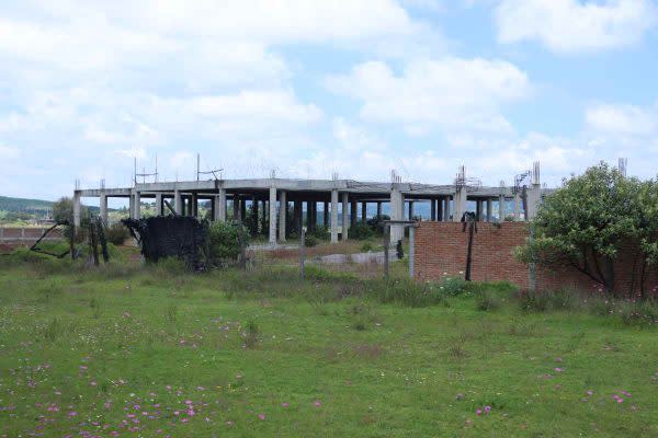 El Hospital Municipal de Santiago Acutzilapan, en Atlacomulco, se encuentra abandonado, pese a que su construcción comenzó en 2012 con una inversión de 15 millones de pesos.