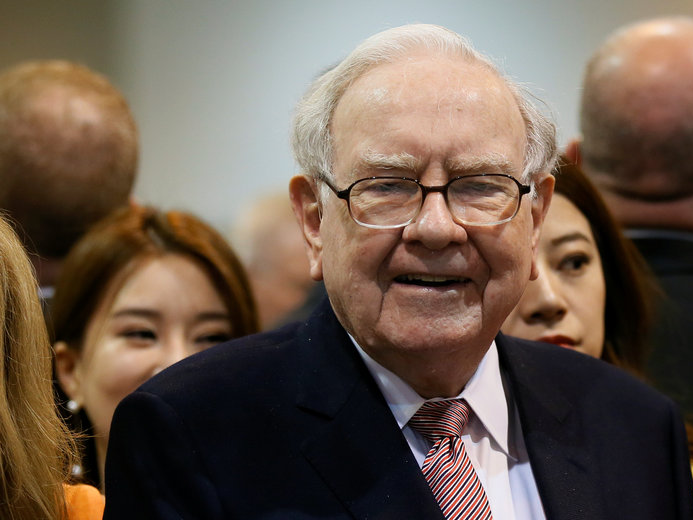 Berkshire Hathaway CEO Warren Buffett visits the BNSF booth before the Berkshire Hathaway annual meeting in Omaha, Nebraska, U.S. May 6, 2017. REUTERS/Rick Wilking