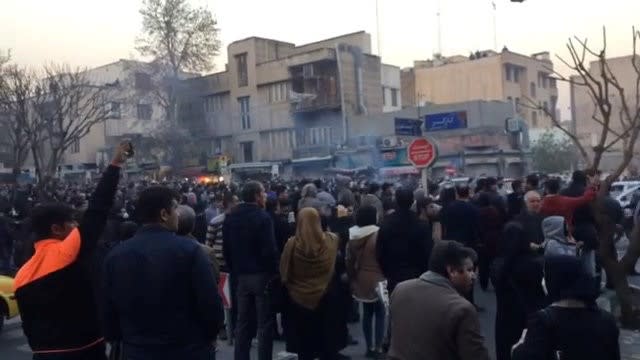 Des manifestants à Téhéran. Des vidéos mises en ligne dans la soirée sur les réseaux sociaux montrent deux jeunes Iraniens allongés au sol, inertes et couverts de sang, tués par des tirs des forces de sécurité iraniennes d'après les commentaires audio qui accompagnent ces enregistrements. /Image obtenue des réseaux sociaux le 30 décembre 2017/REUTERS