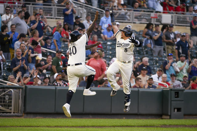 Counsell hits a three-run home run 