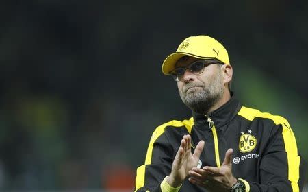 Borussia Dortmund coach Juergen Klopp acknowledges the fans after the German Cup (DFB Pokal) final soccer match against VfL Wolfsburg in Berlin, Germany, May 30, 2015. REUTERS/Ina Fassbender