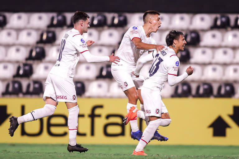 Domingo Blanco festeja su gol durante el partido de Copa Sudamericana entre General Caballero e Independiente