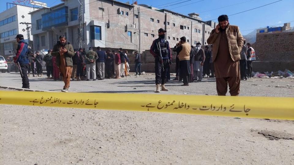 Oficiales de seguridad pakistaníes inspeccionan el lugar de una explosión en Quetta, capital de la provincia de Baluchistán, el 17 de enero de 2024. (Crédito: Fayyaz Ahmed/EPA-EFE/Shutterstock)