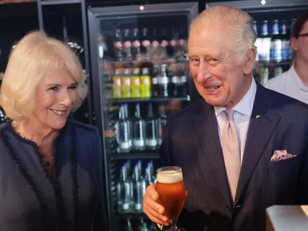 König Charles III. genießt zum Abschluss seines dreitägigen Deutschland-Besuchs ein Bier. (Bild: Getty Images/Chris Jackson)