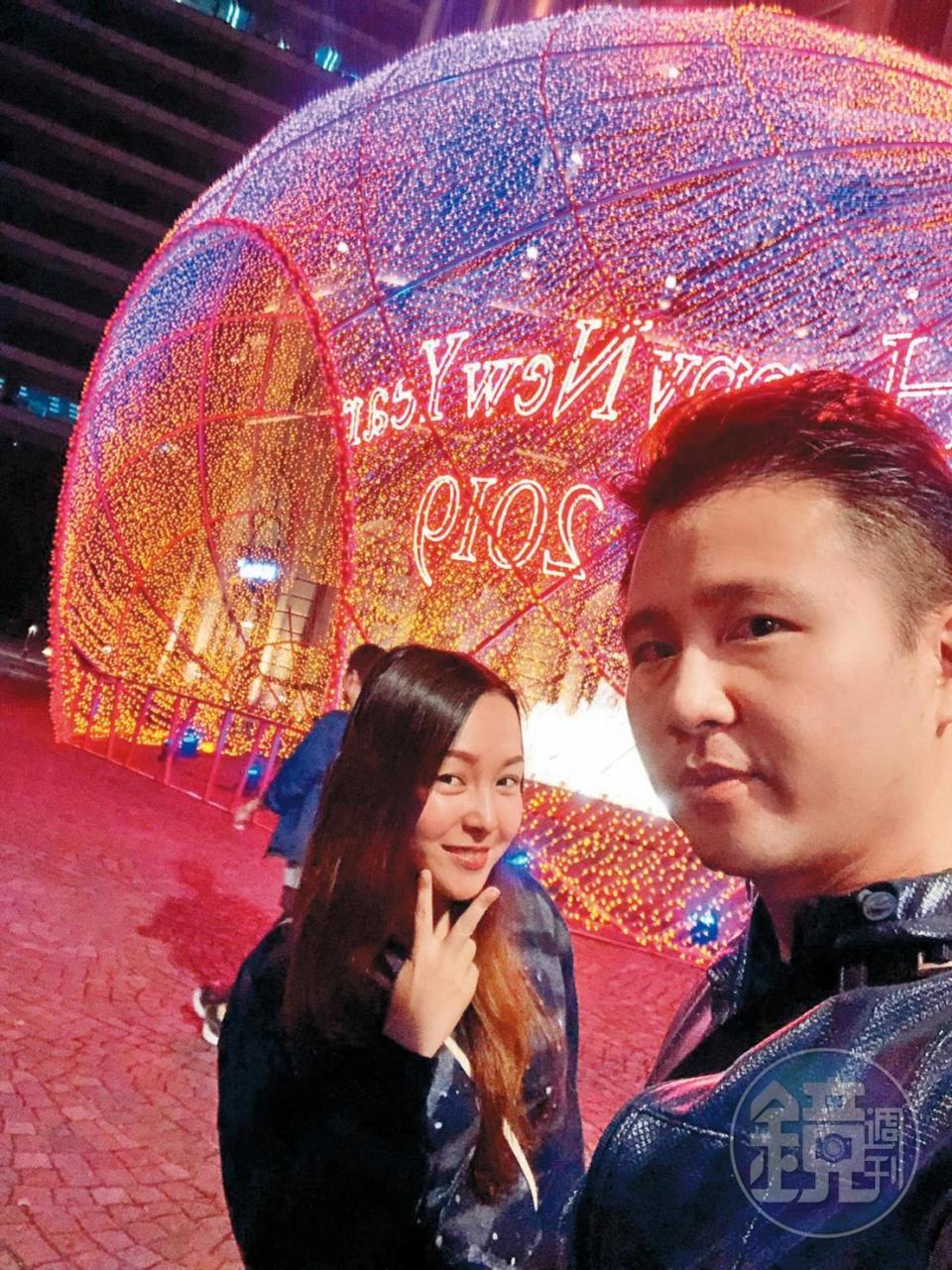 張劭緯、邱威樺在寫著「Happy New Year 2019」的燈前留影，顯示這段不倫戀長達多年。（讀者提供）
