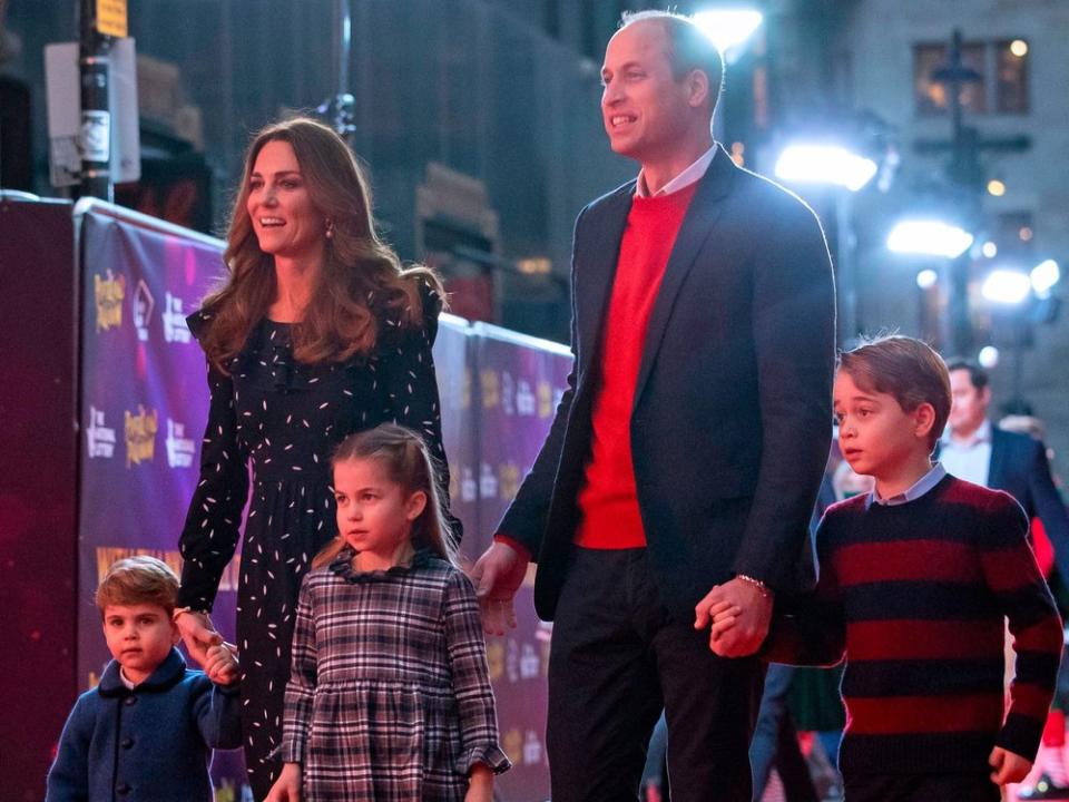 Prinz William mit seiner Familie: Ehefrau Herzogin Kate, Prinz George (r.), Prinzessin Charlotte und Prinz Louis. (Bild: AARON CHOWN/POOL/AFP via Getty Images)