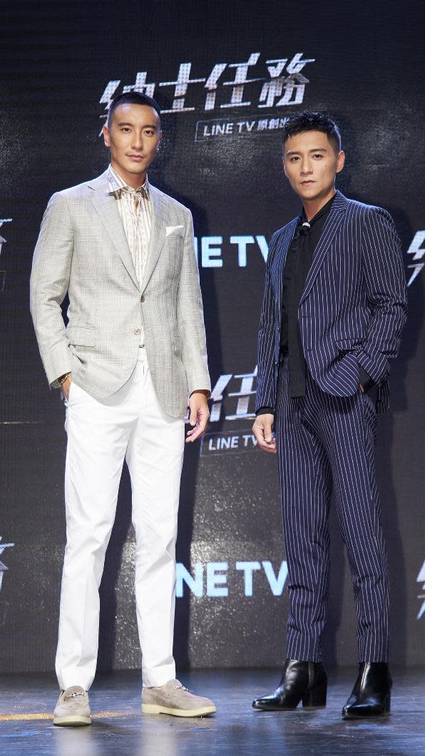 王陽明（左）與鄭人碩共同主持節目。（圖／LINE TV提供）