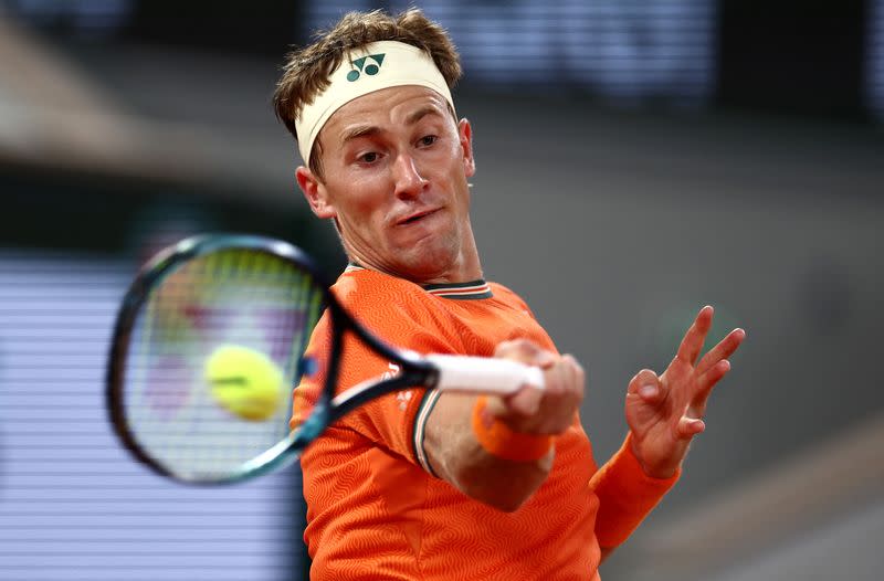 El tenista noruego Casper Ruud durante su partido de primera ronda ante el rasileño Felipe Meligeni Alves, en el Abierto de Francia, en Roland Garros, París, Francia