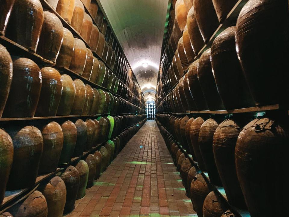 把陳年紹興酒的陶甕，排成一個獨特的隧道，看起來煞是壯觀。