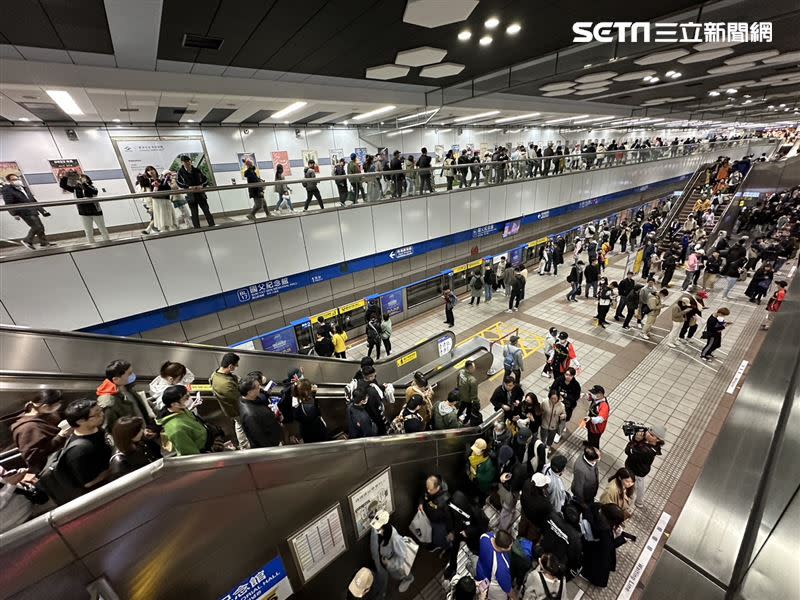 捷運國父紀念館站人潮瞬間湧入，不過疏散相當快速，沒有人潮塞車的情形。（圖／記者劉沛妘攝影）