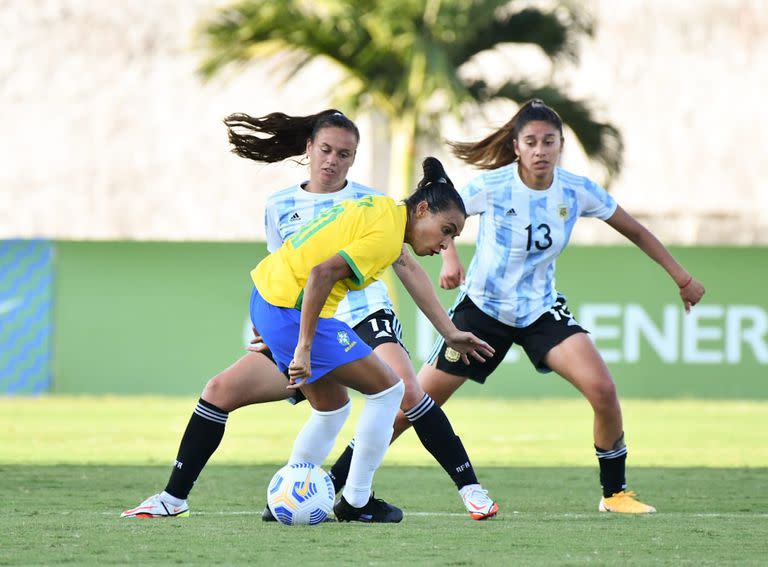 Una jugadora brasileña escapa ante la marca argentina