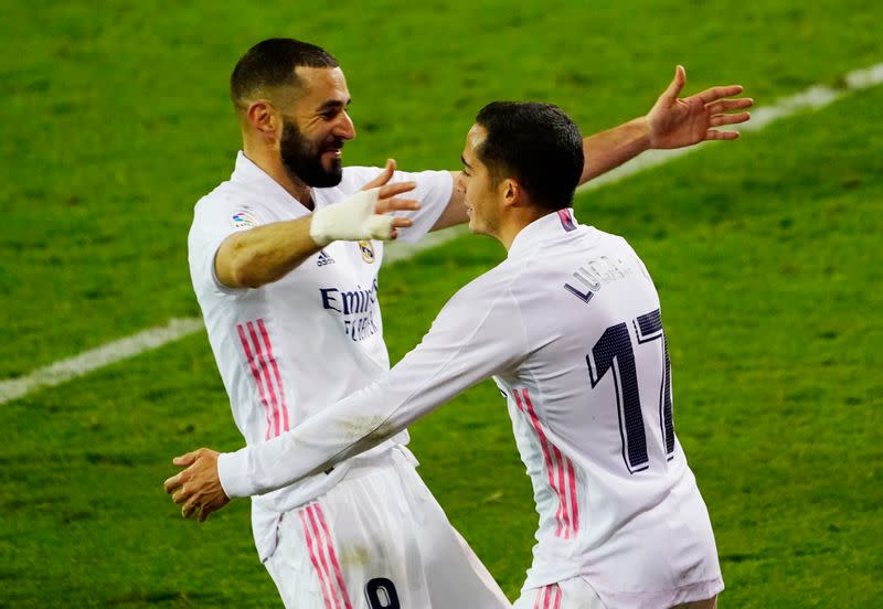 Lucas Vázquez celebra junto a Karim Benzema tras anotar el tercer gol en la victoria 3-1 del Real Madrid sobre el ÉIBAR por la Liga Española de fútbol, en el estadio Municipal Ipurúa, en Éibar, España