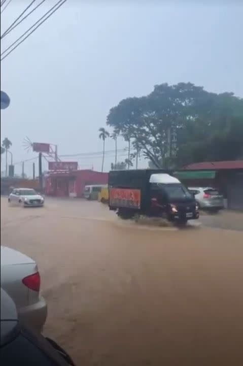 強降雨導致積水宣洩不及，差點淹進台3線名間路段民宅。(圖／民眾提供)