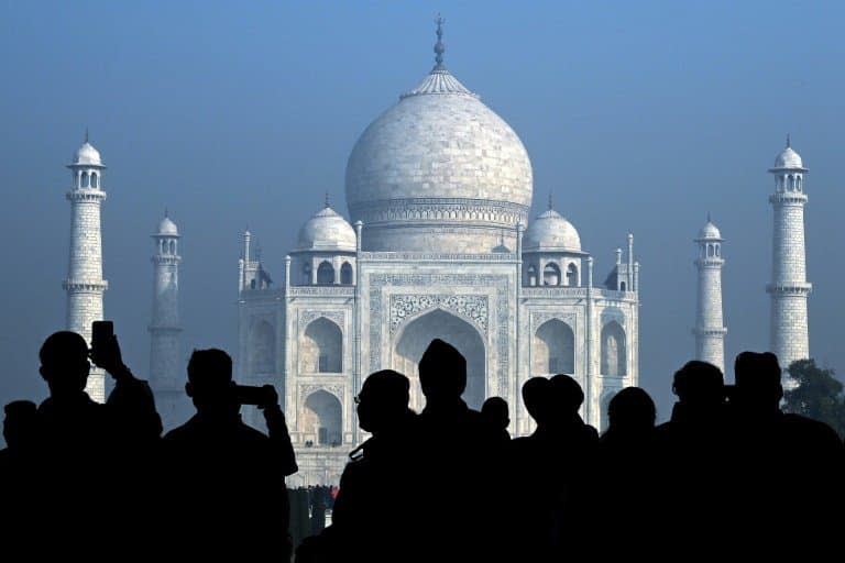 Des touristes visitent le Taj Mahal, à Agra le 12 janvier 2020 (photo d'illustration) - Prakash SINGH © 2019 AFP