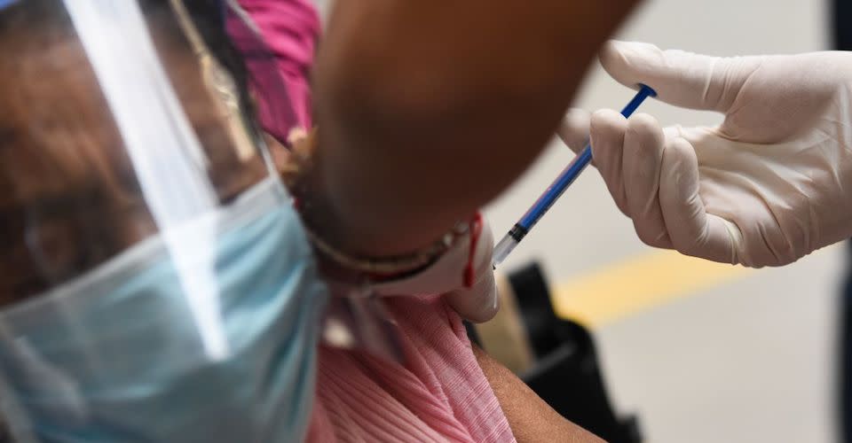Una mujer es inmunizada contra el Covid-19 durante el primer día de vacunación en el Estado de México.