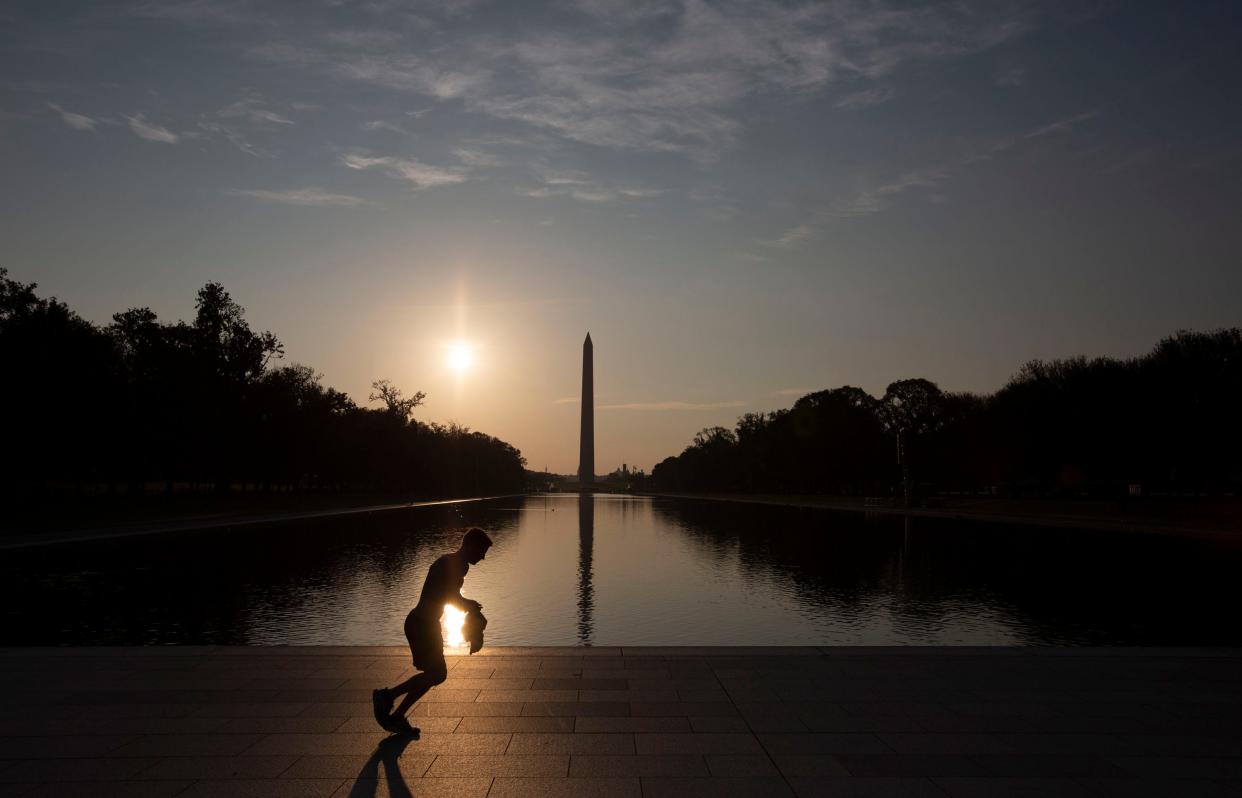 Kolam refleksi di Washington, DC, antara Lincoln Memorial dan Monumen Washington.