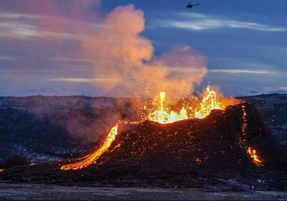 <a href="https://www.elle.fr/Societe/L-actu-en-images/Volcan-les-geysers-de-lave-offrent-un-spectacle-impressionnant-en-Islande#xtor=AL-541" rel="nofollow noopener" target="_blank" data-ylk="slk:Voir la suite des photos sur ELLE.fr;elm:context_link;itc:0;sec:content-canvas" class="link ">Voir la suite des photos sur ELLE.fr</a><br><h3> A lire aussi </h3><ul><li><a href="https://www.elle.fr/Societe/L-actu-en-images/Japon-la-floraison-des-cerisiers-n-a-jamais-ete-aussi-precoce#xtor=AL-541" rel="nofollow noopener" target="_blank" data-ylk="slk:Japon : la floraison des cerisiers n’a jamais été aussi précoce;elm:context_link;itc:0;sec:content-canvas" class="link ">Japon : la floraison des cerisiers n’a jamais été aussi précoce </a></li><li><a href="https://www.elle.fr/Societe/L-actu-en-images/Le-sable-du-Sahara-deferle-a-nouveau-sur-la-France#xtor=AL-541" rel="nofollow noopener" target="_blank" data-ylk="slk:Le sable du Sahara déferle à nouveau sur la France;elm:context_link;itc:0;sec:content-canvas" class="link ">Le sable du Sahara déferle à nouveau sur la France </a></li><li><a href="https://www.elle.fr/Elle-Active/Actualites/Islande-femmes-et-hommes-bientot-totalement-egaux-3026837#xtor=AL-541" rel="nofollow noopener" target="_blank" data-ylk="slk:Islande : femmes et hommes bientôt totalement égaux ?;elm:context_link;itc:0;sec:content-canvas" class="link ">Islande : femmes et hommes bientôt totalement égaux ? </a></li><li><a href="https://www.elle.fr/Societe/News/Islande-une-Francaise-survit-30-heures-dans-la-neige-2457321#xtor=AL-541" rel="nofollow noopener" target="_blank" data-ylk="slk:Islande : une Française survit 30 heures dans la neige;elm:context_link;itc:0;sec:content-canvas" class="link ">Islande : une Française survit 30 heures dans la neige </a></li><li><a href="https://www.elle.fr/Astro/Horoscope/Quotidien#xtor=AL-541" rel="nofollow noopener" target="_blank" data-ylk="slk:Consultez votre horoscope sur ELLE;elm:context_link;itc:0;sec:content-canvas" class="link ">Consultez votre horoscope sur ELLE</a></li></ul>