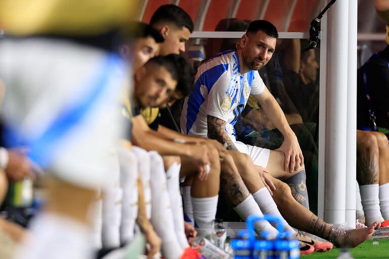 Lionel Messi lesionado en el banco.