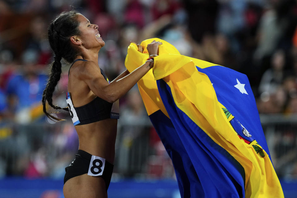 La venezolana Joselyn Brea celebra tras ganar la medalla de oro en los 1.500 metros del atletismo de los Juegos Panamericanos en Santiago, Chile, el viernes 1 de noviembre de 2023. (AP Foto/Natacha Pisarenko)