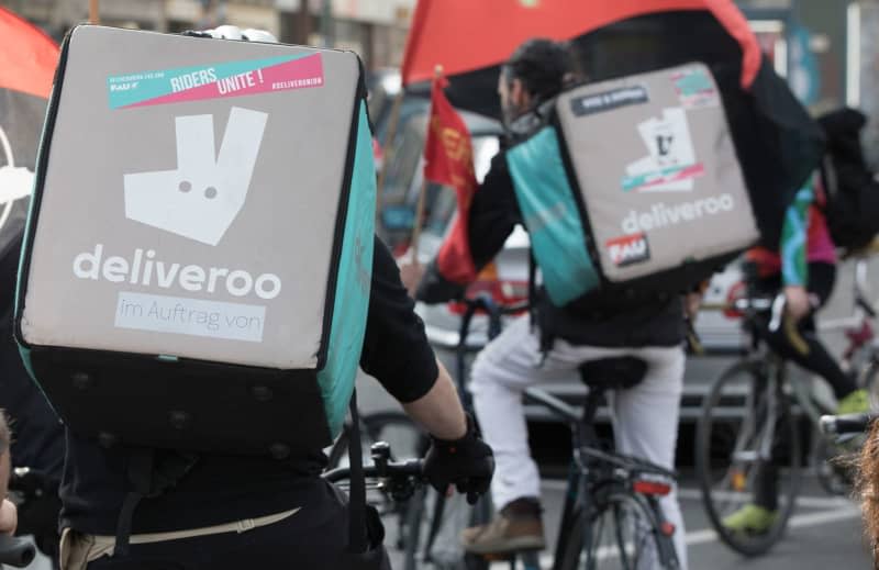 Participants in the rally organized by the association "Action against labor injustice" against poor working conditions at the food delivery service "Deliveroo" ride their bicycles on Oranienplatz. Jörg Carstensen/dpa