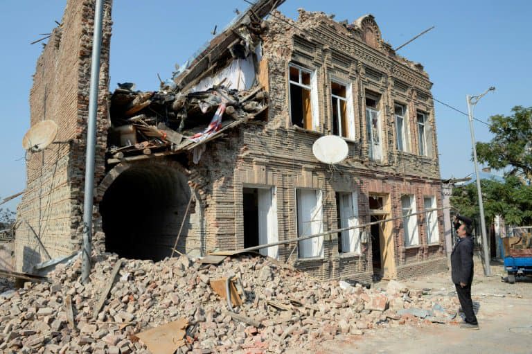 Un habitant devant une maison détruite par un bombardement, le 27 octobre 2020 à Ganja, en Azerbaïdjan - TOFIK BABAYEV © 2019 AFP