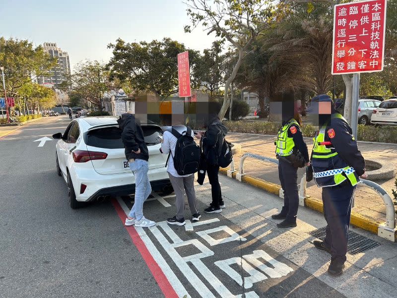 苗栗火車站外常有白牌車違規攬客，監理站將不定時持續稽查。（圖／中央社）