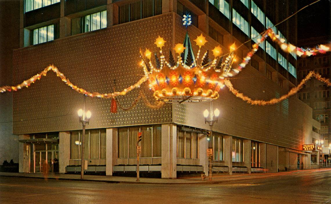 A crown handing at 12th and Grand. KANSAS CITY PUBLIC LIBRARY
