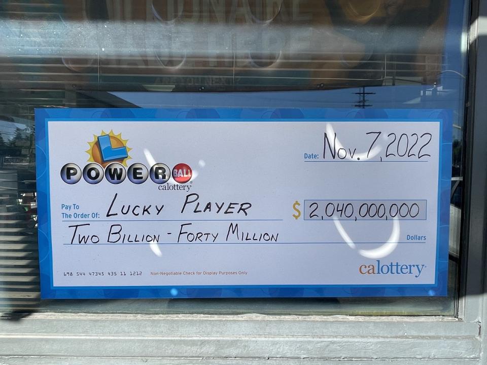 11月8日，洛杉磯艾塔迪那 (Altadena)開出價值 20億4000萬元的勁球（Powerball）大獎。（記者朱敏梓／攝影）