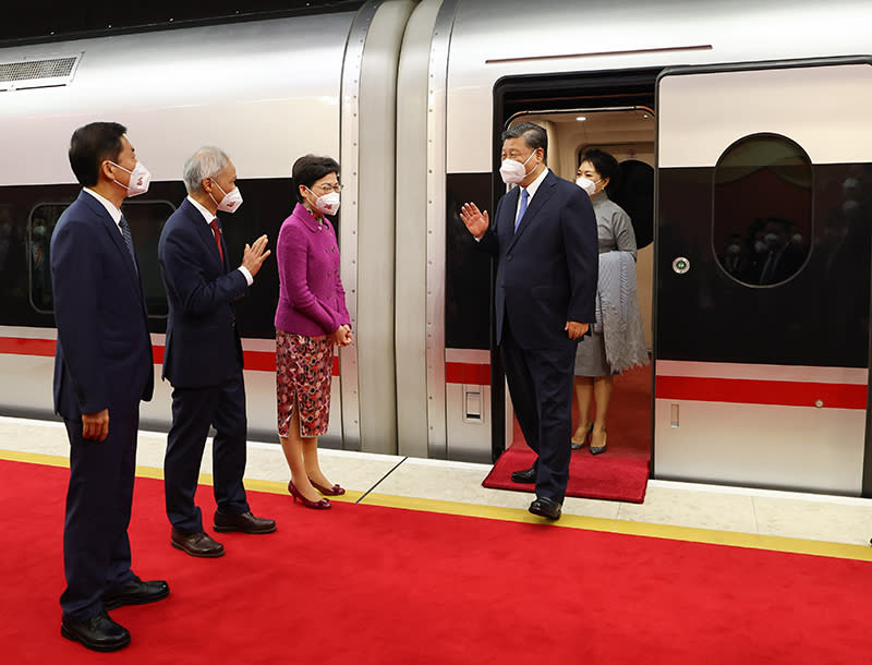 中國領導人習近平（右二）偕妻子彭麗媛30日乘坐高鐵抵達香港，香港特區行政長官林鄭月娥（中）、丈夫林兆波與中聯辦主任駱惠寧前往迎接。   圖：翻攝自中國政府網/鞠鵬攝