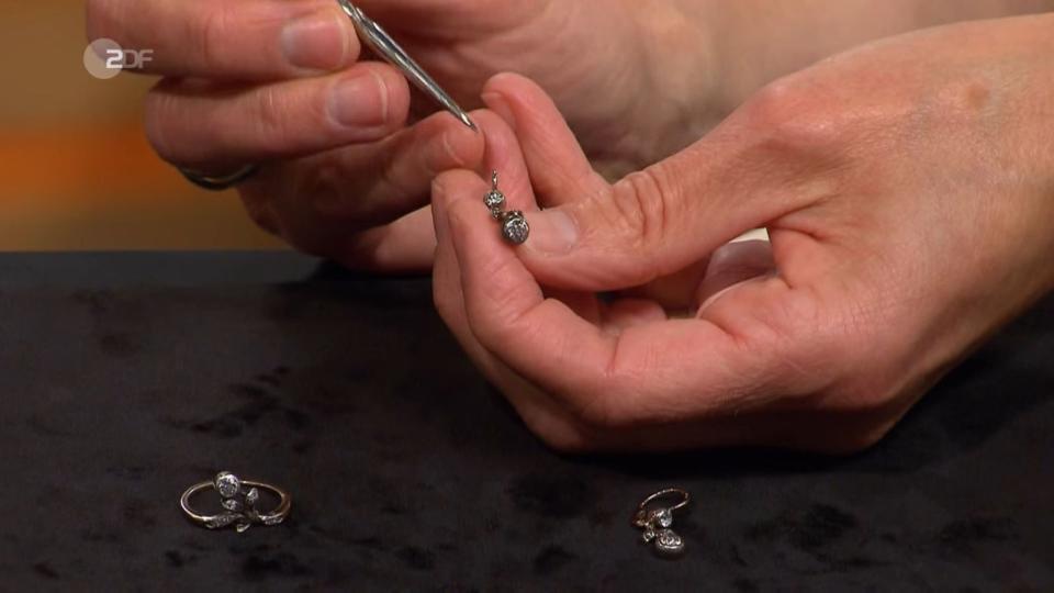 Für Ring und Ohrringe aus Gold und Silber aus der Zeit um 1890 gab es 510 Euro. (Bild: ZDF)