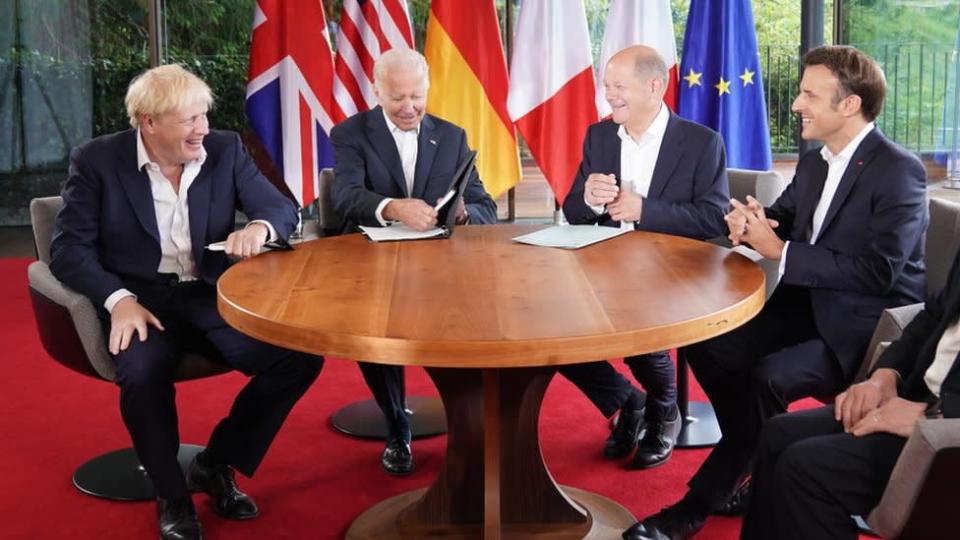 De (izq. a der.) el primer ministro británico, Boris Johnson; el presidente de EE.UU., Joe Biden; el canciller de Alemania, Olaf Scholz, y el presidente de Francia, Emmanuel Macron, alrededor de una mesa durante la cumbre del G7.