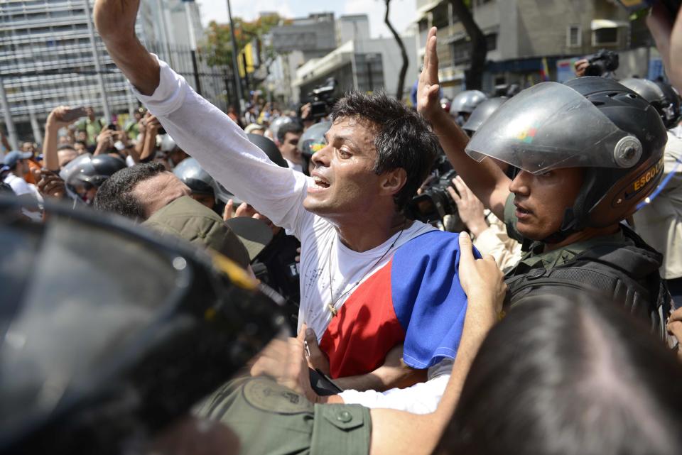 Leopoldo López saluda a simpatizantes al ser detenido el 18 de febrero. (AFP/Archivos | Leo Ramirez)
