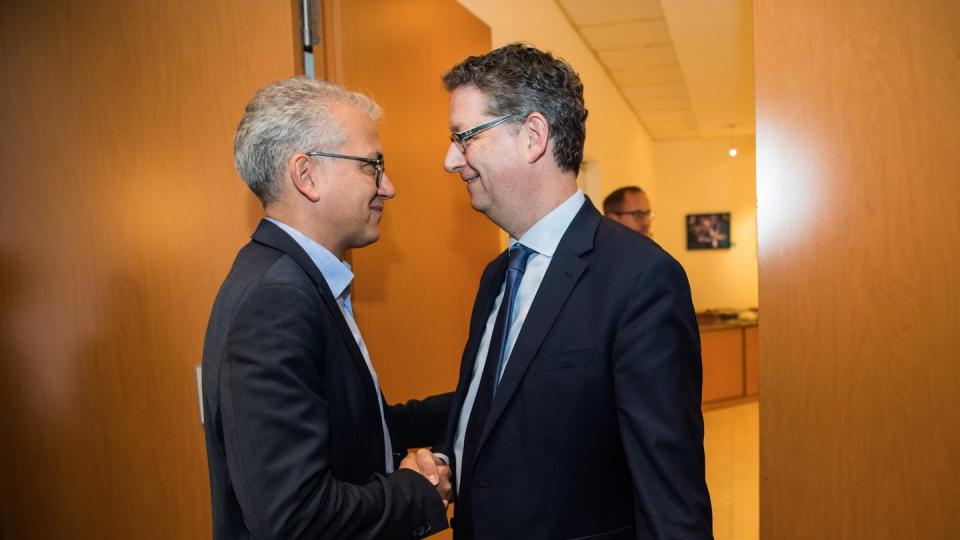 Künftige Koalitionäre? Tarek Al-Wazir (l., Grüne), hessischer Wirtschaftsminister, und SPD-Landeschef Thorsten Schäfer-Gümbel im Gespräch. Foto: Andreas Arnold