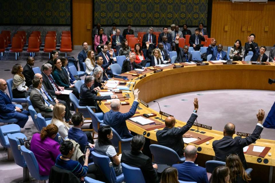 Representantes votan un proyecto de resolución durante una reunión del Consejo de Seguridad de la ONU en la sede de la ONU, en Nueva York, el 19 de octubre de 2023. El Consejo de Seguridad de la ONU renovó el jueves el régimen de sanciones contra Haití, que incluye un embargo de armas, la prohibición de viajar y medidas de congelación de activos. Loey Felipe/UN Photo/Handout via Xinhua/Sipa USA