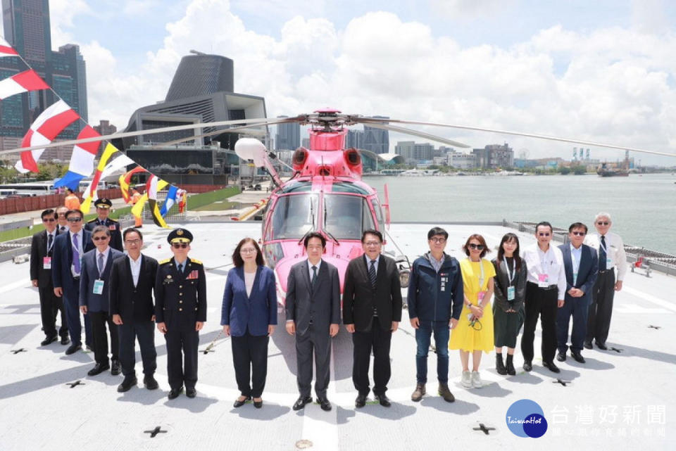 ▲賴清德總統主持新造4,000噸級雲林艦的成軍典禮，勉勵海巡同仁成為不辜負全體國人期待的英雄部隊，一行人並登艦參觀。