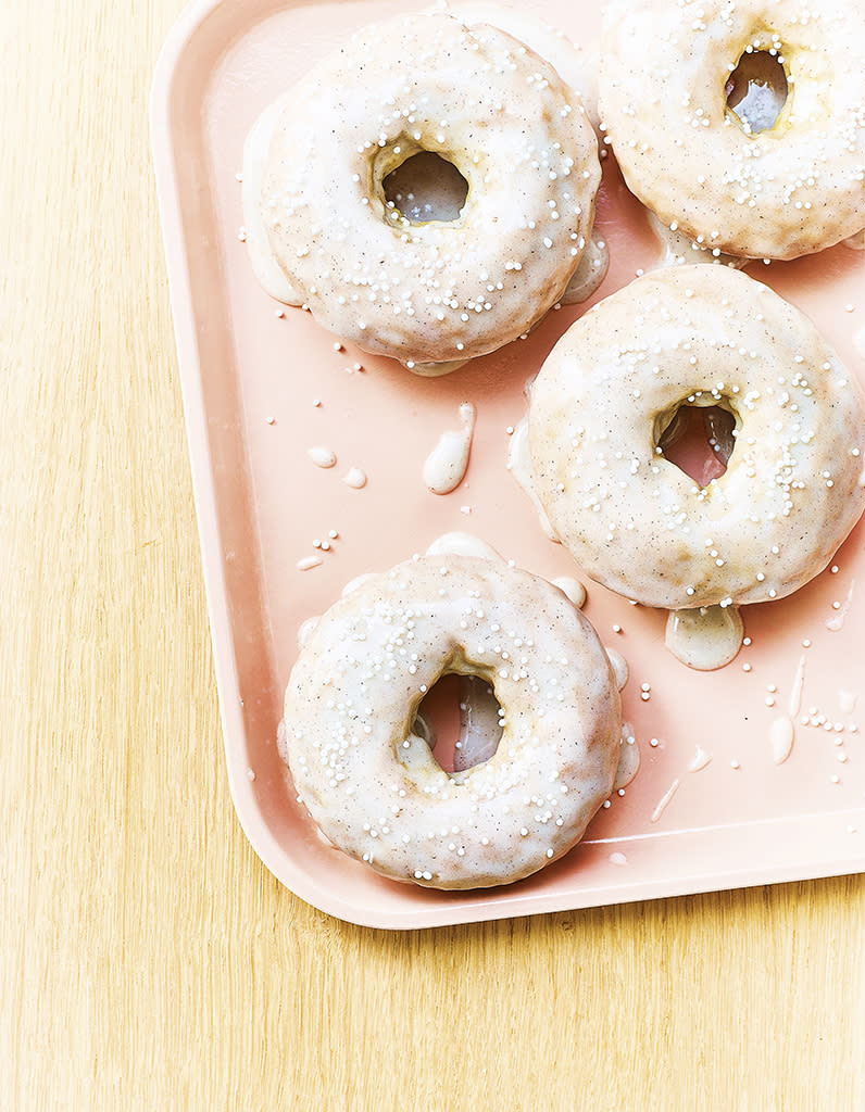 <p>Découvrir la recette des <a href="https://www.elle.fr/Elle-a-Table/Recettes-de-cuisine/Donuts-au-four-a-la-vanille-3734729" rel="nofollow noopener" target="_blank" data-ylk="slk:Donuts au four à la vanille;elm:context_link;itc:0;sec:content-canvas" class="link ">Donuts au four à la vanille</a></p><br>