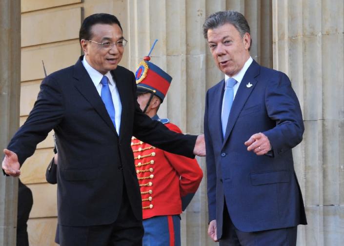 China's Prime Minister Li Keqiang (L) speaks with Colombian President Juan Manuel Santos during a welcoming ceremony at the Narino presidential Palace in Bogota, on May 21, 2015 (AFP Photo/Guillermo Legaria)