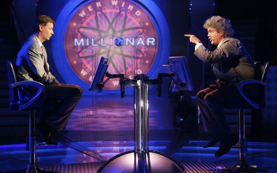 Hape Kerkeling 2006 wieder bei "Wer wird Millionär?", diesmal aber als Horst Schlämmer. Es war ein unvergesslicher TV-Moment, für den Kerkeling und Jauch hinterher sogar mit dem Deutschen Fernsehpreis ausgezeichnet wurden. Schlämmer "stibitzte" während der Sendung Jauchs Moderatorenstuhl, drehte den Show-Spieß um und erspielte am Ende wieder 500.000 Euro. (Bild: TV NOW)