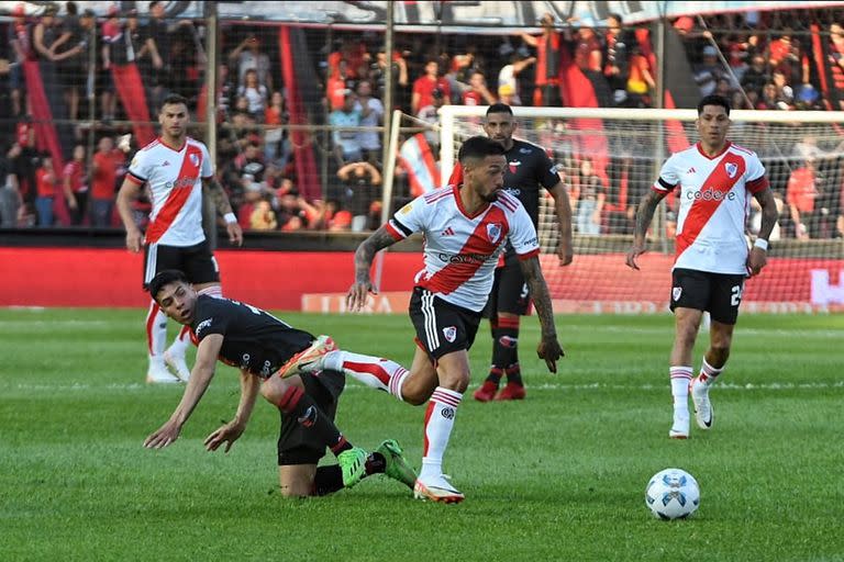 No funcionó: con los remates de Manuel Lanzini, River pretendió quebrar en el segundo tiempo la resistencia de Colón