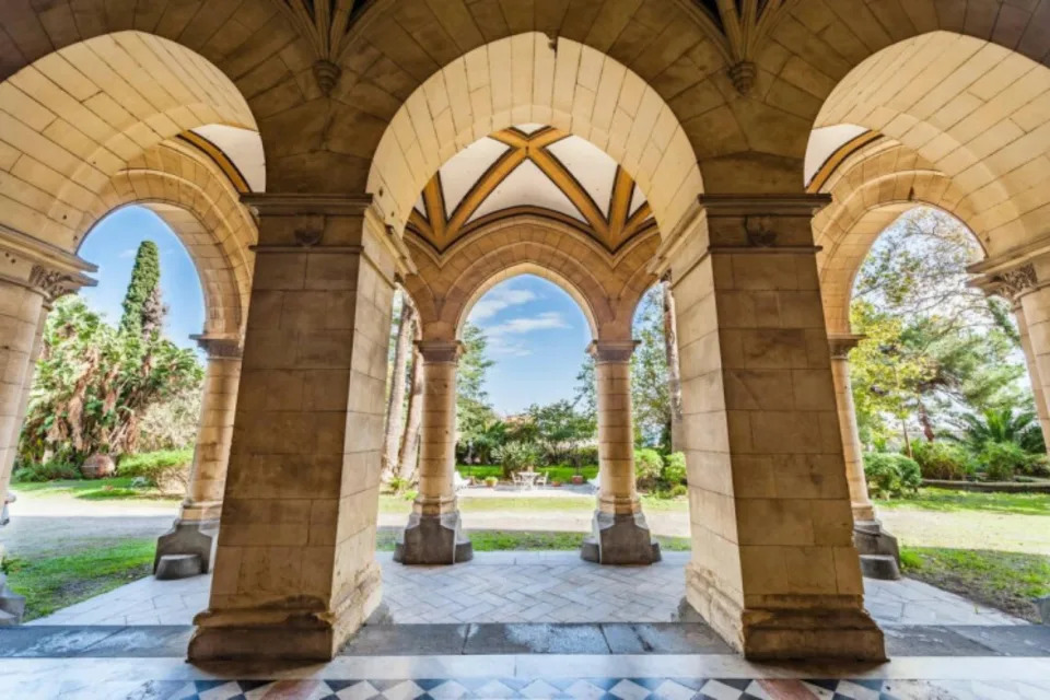 <p>No es la única película que se ha rodado entre estas paredes. También ‘Un hermoso noviembre’, cinta protagonizada por Gina Lollobrigida y dirigida por Mauro Bolognini en 1969, tuvo como uno de sus escenarios este castillo. (Foto: <a href="http://www.italy-sothebysrealty.com/en/buy/luxury-properties-for-sale/acireale-magnificent-castle-dating-back-to-1800-with-private-park-6397.html" rel="nofollow noopener" target="_blank" data-ylk="slk:Italy Sotheby's International Realty" class="link ">Italy Sotheby's International Realty</a>).</p> 